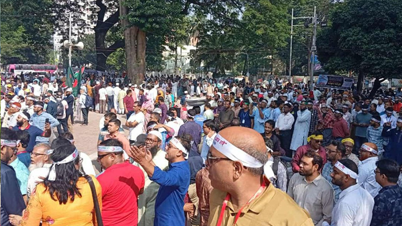 শহীদ মিনারে ৩ দাবিতে  প্রাথমিক শিক্ষকদের অবস্থান