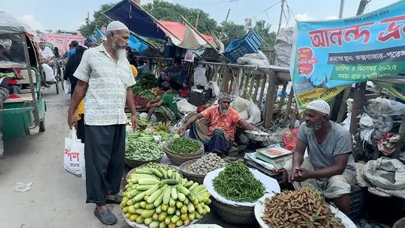 কিশোরগঞ্জে ফুটপাত দখল করে দোকান-স্থাপনা, নীরব প্রশাসন