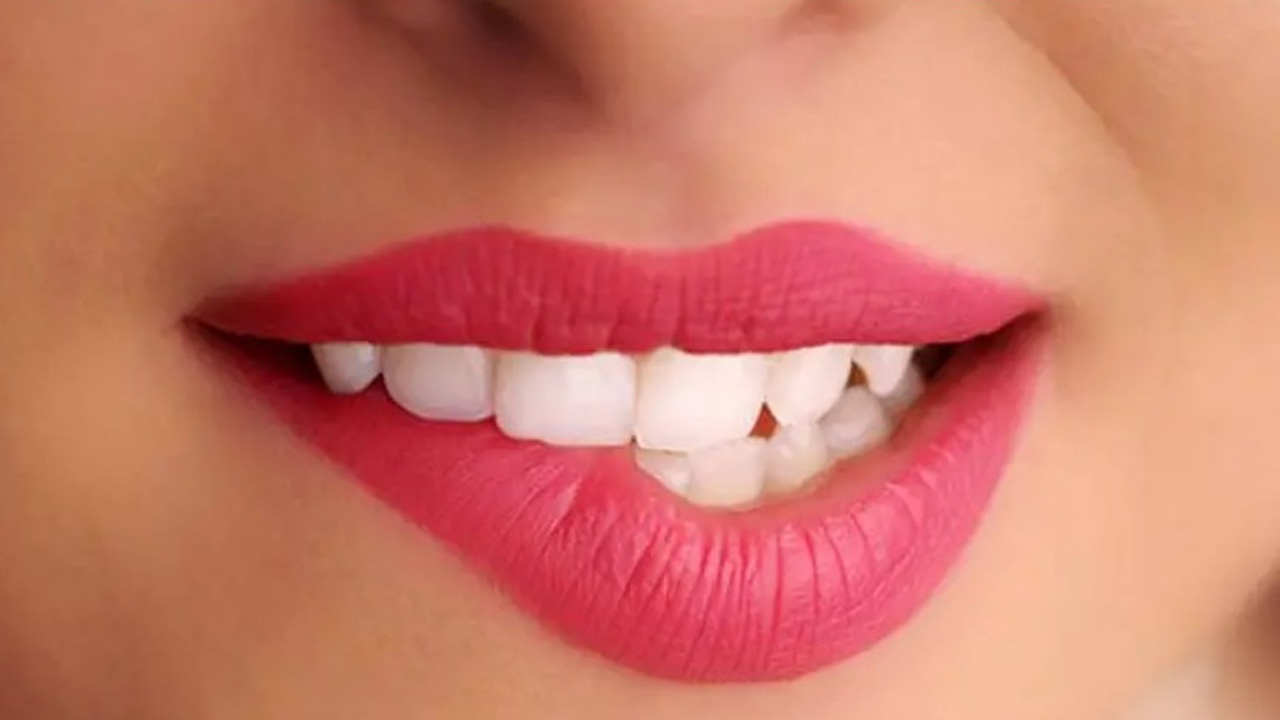 নিয়মিত লিপস্টিক ব্যবহারে কি ক্ষতি হতে পারে?