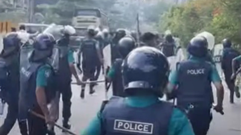 পিএসসি ঘেরাও কর্মসূচিতে পুলিশের লাঠিচার্জ-জলকামান নিক্ষেপ